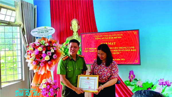 khen thưởng đột xuất cho tập thể Công an xã Đăk Rơ Wa vì đã lập thành tích xuất sắc trong đợt cao điểm tấn công, trấn áp tội phạm, bảo đảm an ninh, trật tự