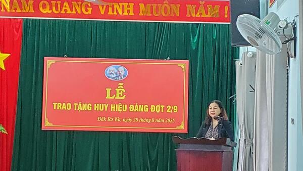 Đảng bộ xã Đăk Rơ Wa tổ chức Lễ trao tặng huy hiệu 40 năm, 30 năm tuổi Đảng đợt 02/9