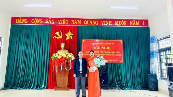 Xã Đăk Rơ Wa tổ chức Hội nghị trao Quyết định nghỉ hưu trước tuổi đối với công chức theo Nghị định 178/2024/NĐ-CP