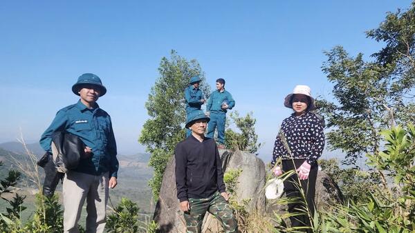 Thường trực Đảng uỷ xã Đăk Rơ wa đi kiểm tra diện tích rừng trên địa bàn xã