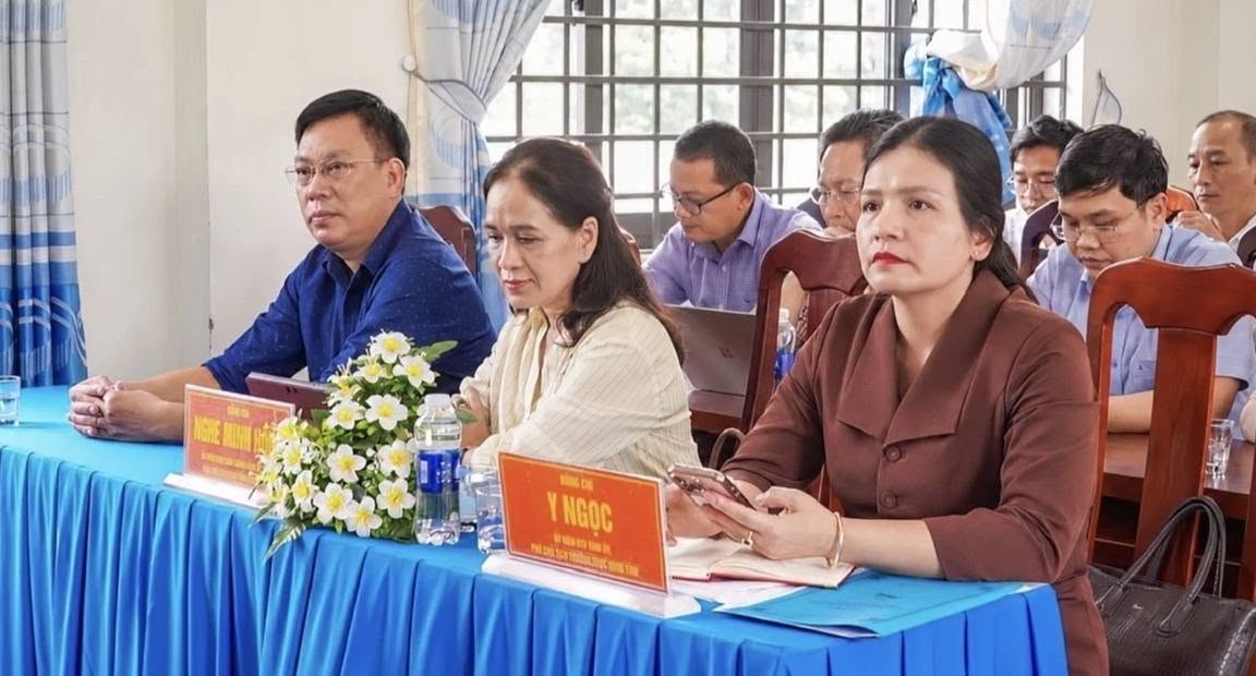 Ủy viên Ban Thường vụ Tỉnh ủy, Phó Chủ tịch Thường trực UBND tỉnh Y Ngọc và các đại biểu tham dự diễn đàn.