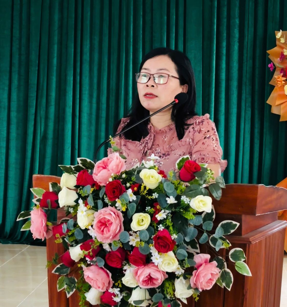 Bà Nguyễn Thị Tươi, Phó Chủ tịch Thường trực Ủy ban MTTQ Việt Nam đồng thời là Chủ tịch Hội LHPN xã phát biểu cảm ơn đối với đơn vị Công ty Thủy điện Đăk Bla